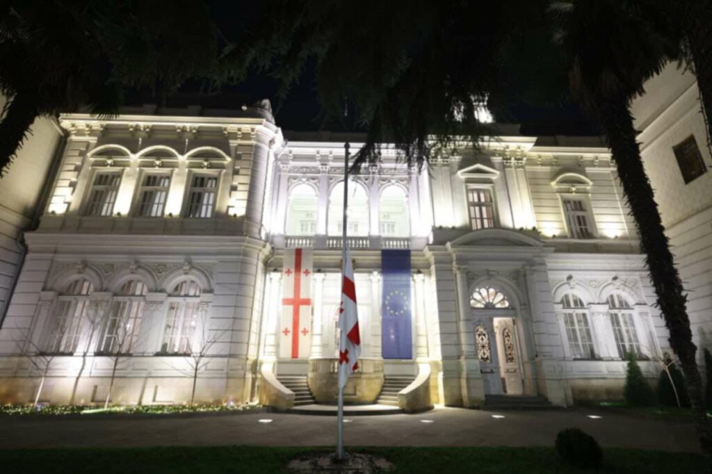 გლოვის დღესთან დაკავშირებით პრეზიდენტის სასახლეზე სახელმწიფო დროშა დაეშვა
