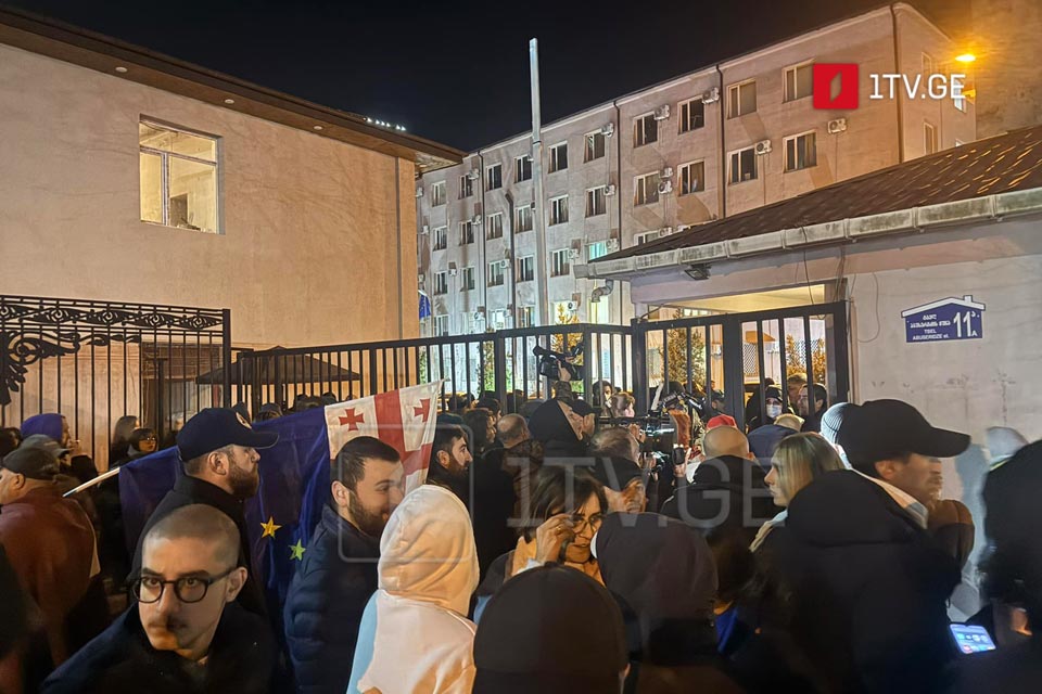 ბათუმში გუშინ დაკავებული 12 პირიდან სამი ხელწერილით გაათავისუფლეს, რვა ადმინისტრაციულ პატიმრობაში რჩება, ხოლო მზია ამაღლობელი სისხლის სამართლის კოდექსით არის დაკავებული
