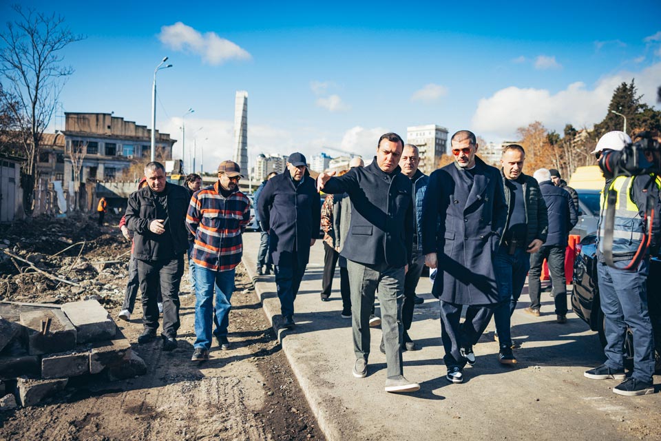 გმირთა მოედანზე, „ლაგუნა ვერეს“ მიმდებარე ტერიტორიაზე სატრანსპორტო კვანძი ეწყობა