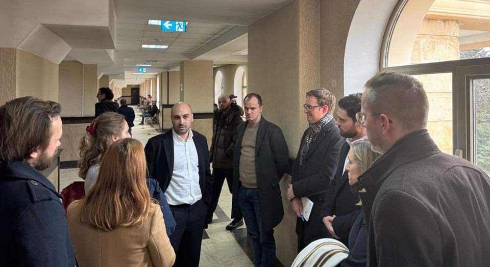 გერმანიის საელჩო - საელჩო ყურადღებით აკვირდება დემონსტრანტების წინააღმდეგ აქტუალურ სასამართლო პროცესებს, რასაც გასულ კვირას ევროპელ, ამერიკელ და ბრიტანელ პარტნიორებთან ერთად დავესწარით