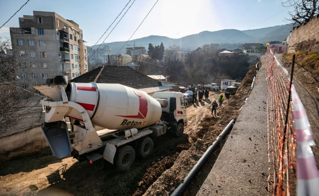 უსაფრთხოების მიზნით, ჯანსუღ კორძაიას ქუჩაზე გრუნტის დამჭერი კედლის მშენებლობა ხორციელდება