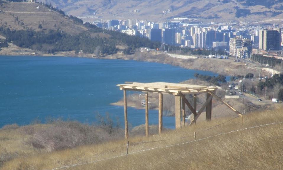 თბილისის მუნიციპალურმა ინსპექციამ თბილისის ზღვის მიმდებარე ტერიტორიაზე, სახელმწიფო მიწაზე განთავსებული 30-მდე უკანონო შენობა-ნაგებობის დემონტაჟი განახორციელა