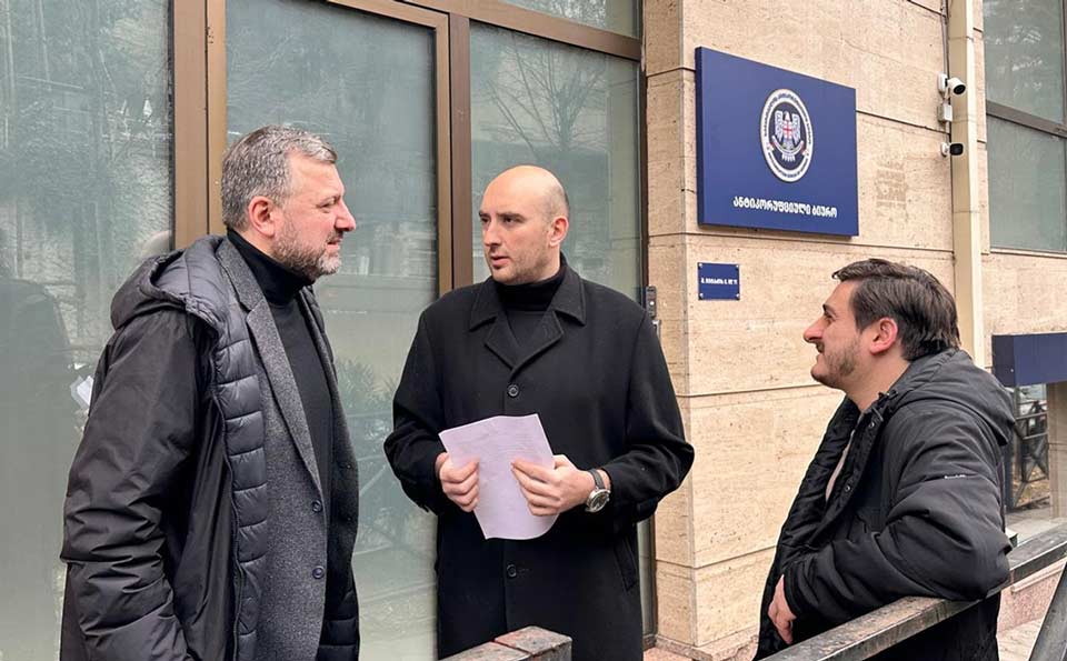 „ერთიანობა – ნაციონალური მოძრაობისა“ და „კოალიცია ცვლილებისთვის“ წევრები აცხადებენ, რომ არ ცნობენ პარლამენტის ლეგიტიმურობას და უარს ამბობენ ქონებრივი დეკლარაციების შევსებაზე