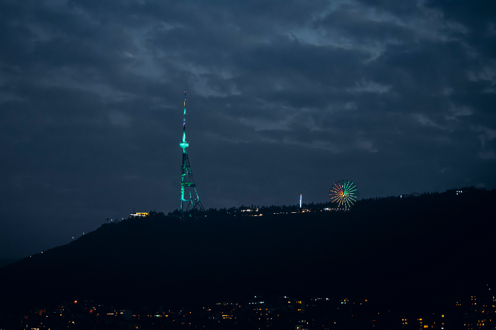 თბილისის სატელევიზიო ანძა ზურმუხტისფრად განათდა