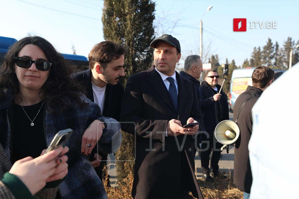 გიორგი გახარიას პარტიის წევრებმა ტელეკომპანია „იმედთან“ საპროტესტო აქცია გამართეს