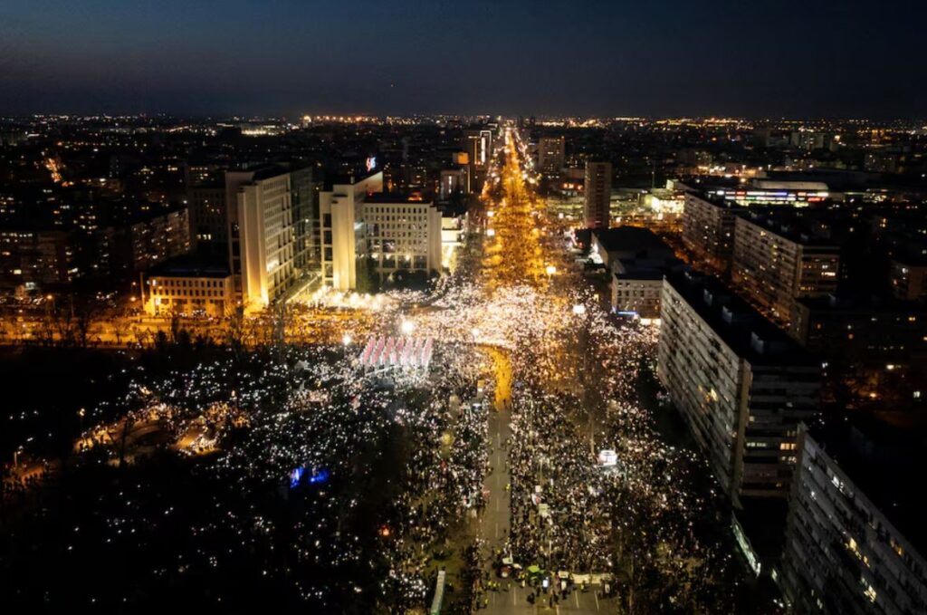 სერბეთის ქალაქ ნოვი სადში საპროტესტო აქციის დროს სამი ხიდი გადაკეტეს