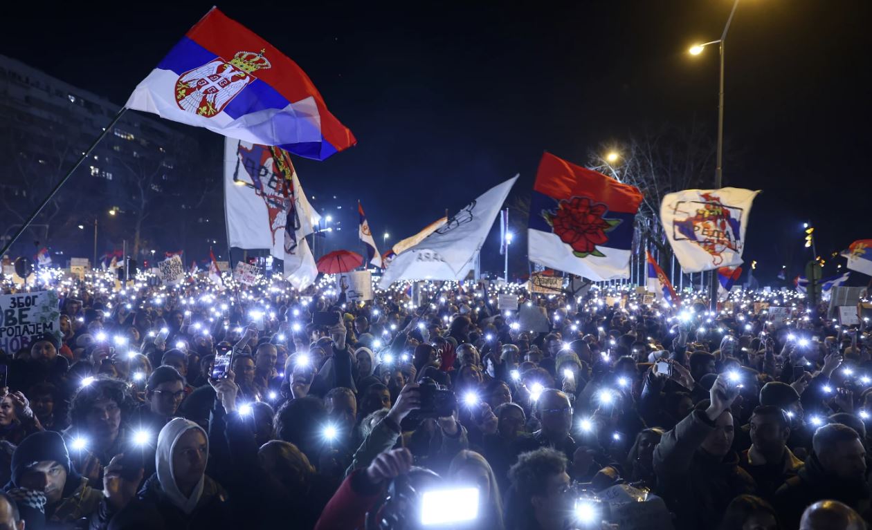 „ასოშიეითიდ პრესი“ - სერბეთში საპროტესტო აქციების მონაწილეებმა მდინარე დუნაიზე მდებარე ერთ-ერთი ხიდი მთელი ღამის განმავლობაში დაბლოკეს