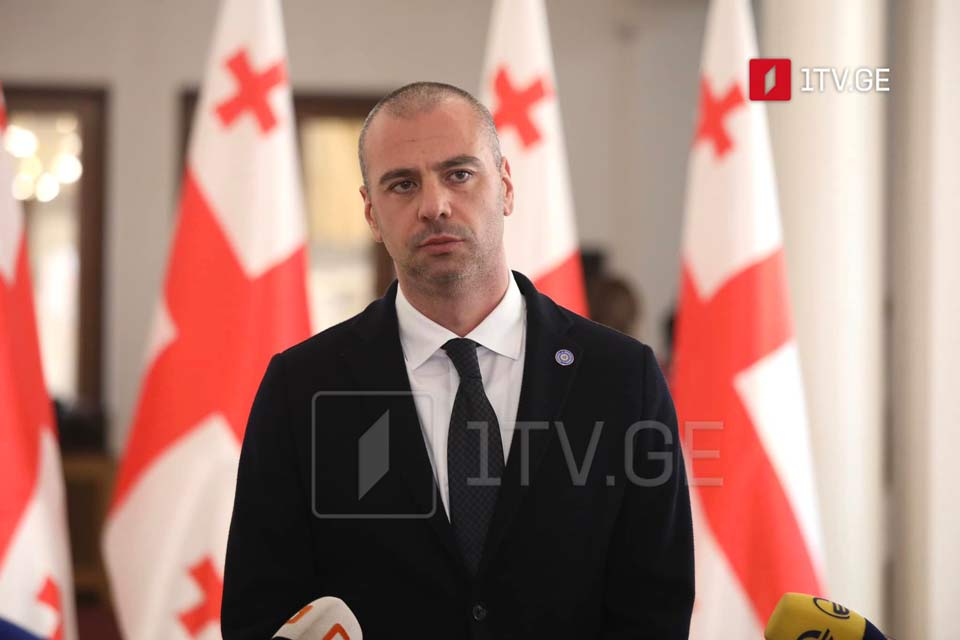ლევან მაჭავარიანი - გახარია ბანერებით ცდილობდა, თითქოს გამიჯვნოდა „ნაციონალურ მოძრაობას“, შემდეგ დაბულინგდა, საერთო გარე უფროსებისგანაც, შეიძლება, საყვედური მიიღო და მოუწია ბანერის აღება