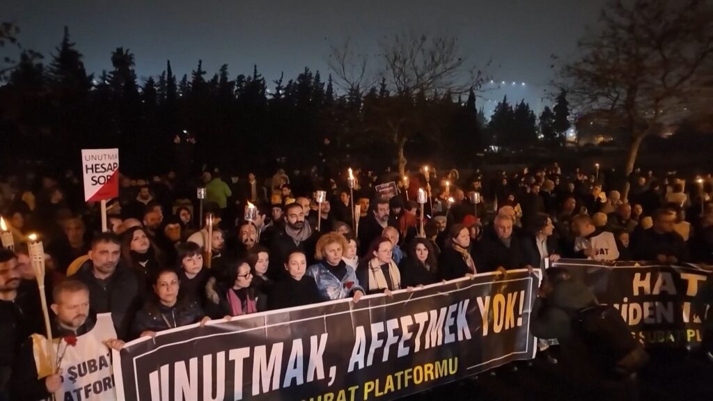 დამანგრეველი მიწისძვრის ორი წლისთავთან დაკავშირებით თურქეთის ქალაქებში ჩირაღდნებით მსვლელობა მოეწყო