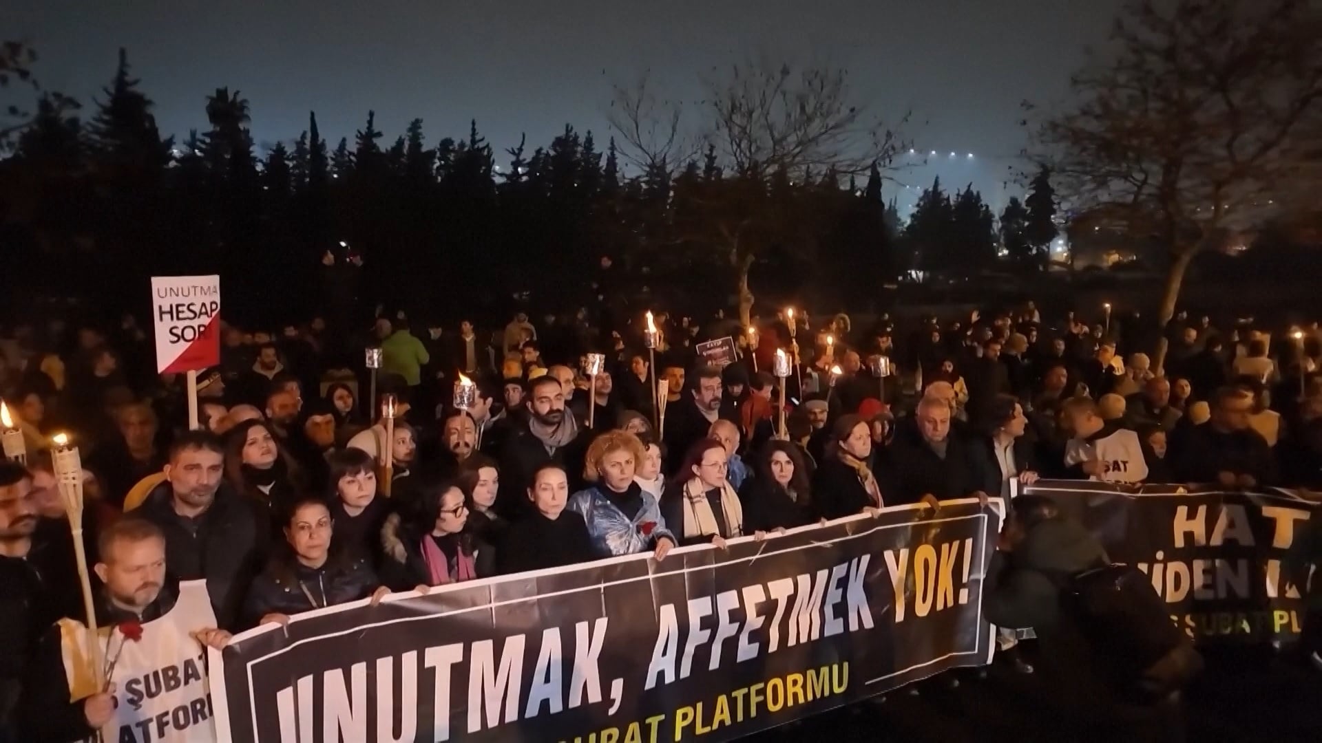 დამანგრეველი მიწისძვრის ორი წლისთავთან დაკავშირებით თურქეთის ქალაქებში ჩირაღდნებით მსვლელობა მოეწყო