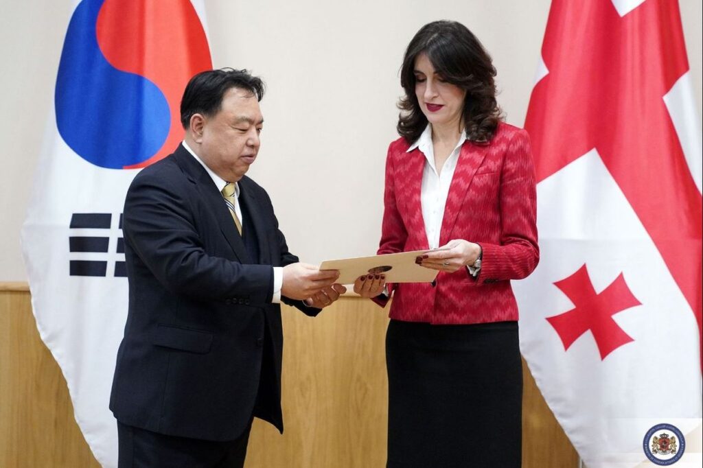 კორეის რესპუბლიკის ელჩმა მაკა ბოჭორიშვილს რწმუნებათა სიგელების ასლები გადასცა