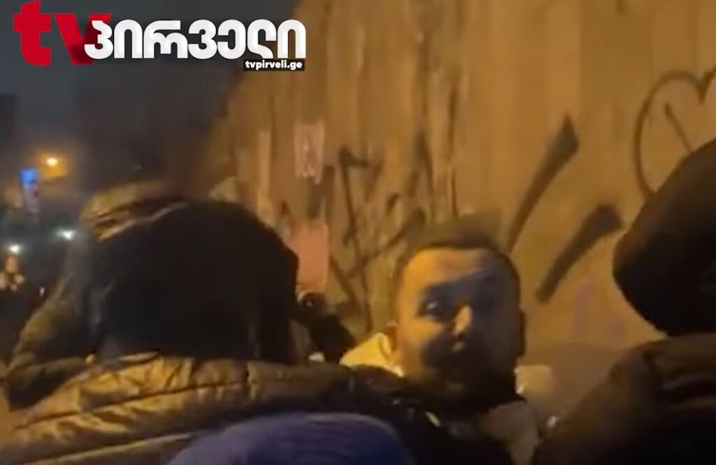 „ტვ პირველის“ ინფორმაციით, მათი ოპერატორი ლაშა ჯიოშვილი ნიღბიანმა პირებმა გაიტაცეს