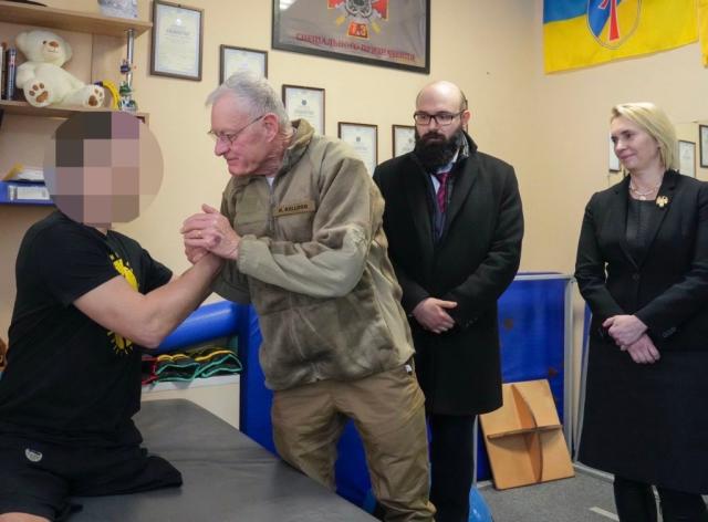კიტ კელოგი უკრაინაში ვიზიტის ფარგლებში ირპენის ჰოსპიტალში მყოფ დაჭრილ უკრაინელ სამხედროებს შეხვდა