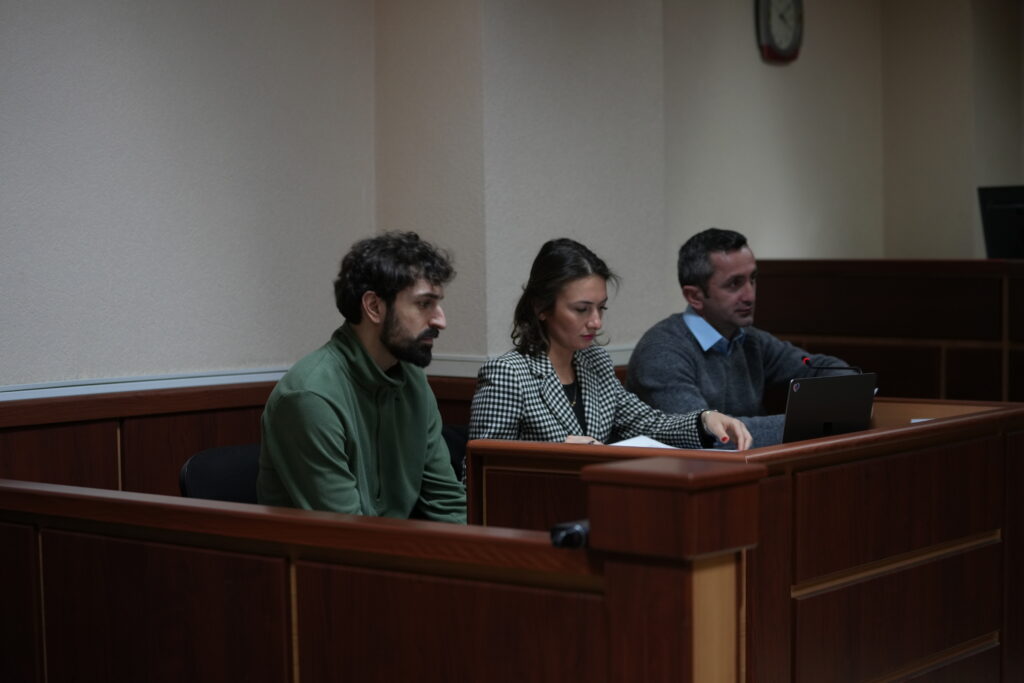 „პუბლიკას“ ჟურნალისტის, ალექსანდრე ქეშელაშვილის ადმინისტრაციულ საქმეზე ორი პოლიციელი, ასევე „პუბლიკას“ ჟურნალისტი დაიკითხნენ
