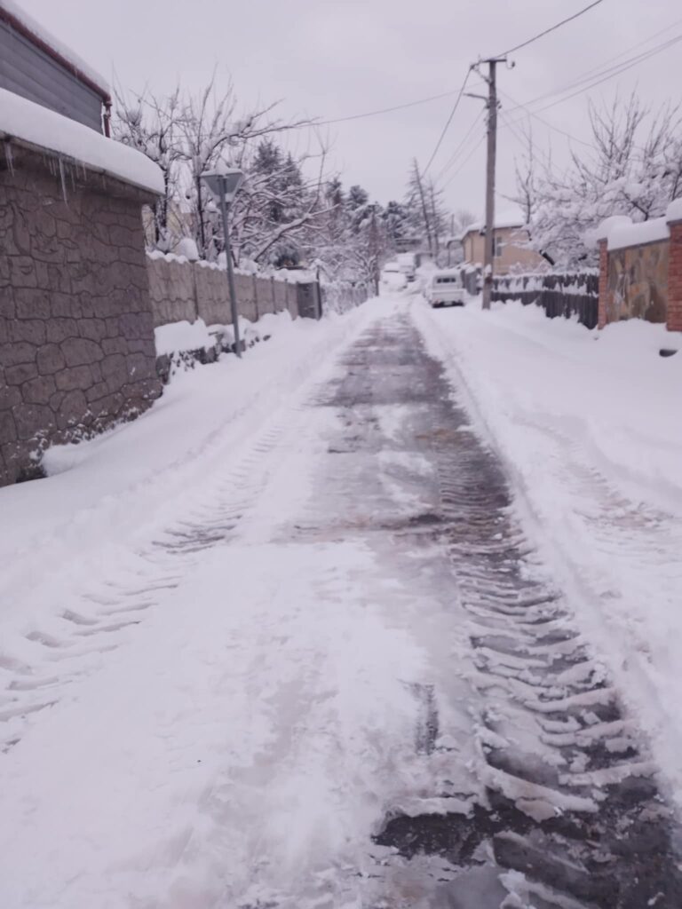 დიდთოვლობის გამო საჩხერის მუნიციპალიტეტში 12 სოფელი ჩაიკეტა, 20 საჯარო სკოლაში კი სასწავლო პროცესი შეწყვეტილია