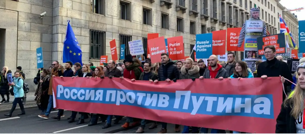 ბერლინის ცენტრში რუსმა ოპოზიციონერებმა საპროტესტო აქცია „რუსეთი პუტინის წინააღმდეგ“ გამართეს
