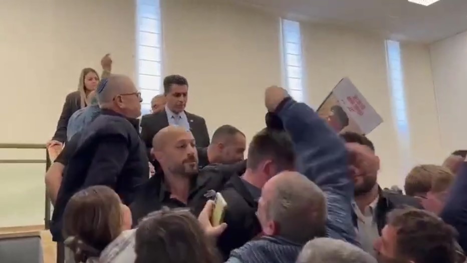 ისრაელის მედიის ცნობით, დაცვამ ძალის გამოყენებით შეუშალა ხელი 7 ოქტომბრის თავდასხმის მსხვერპლთა ოჯახებს ქნესეთის ვიზიტორთა დარბაზში შესვლაში