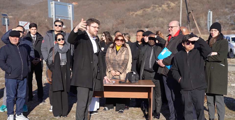 საქართველოში აკრედიტებული არარეზიდენტი ელჩები საოკუპაციო ხაზთან მდებარე სოფელ ოძისს ეწვივნენ
