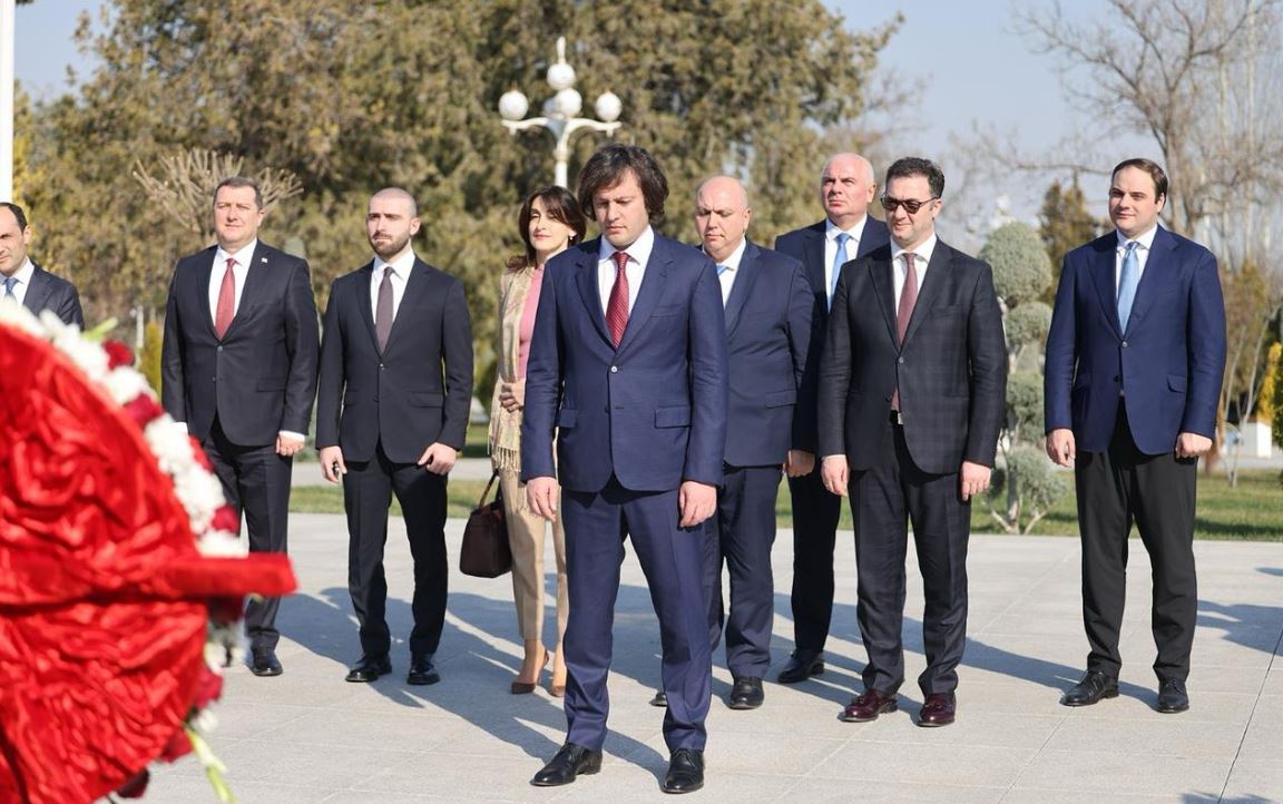 ირაკლი კობახიძემ თურქმენეთში შოთა რუსთაველის ძეგლი გვირგვინით შეამკო