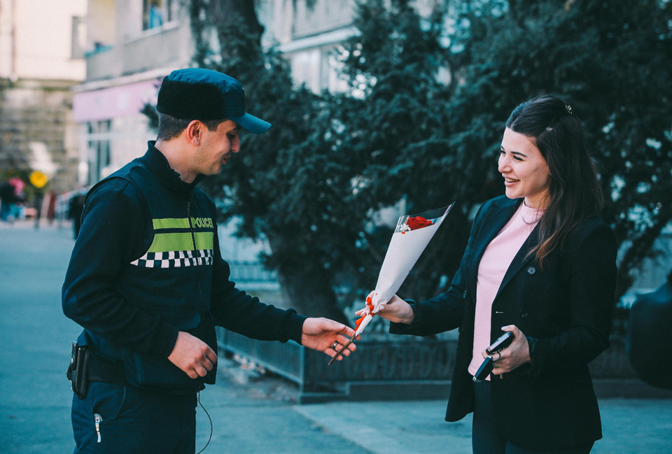 საპატრულო პოლიციის დეპარტამენტის თანამშრომლებმა ქალბატონებს 8 მარტი მიულოცეს