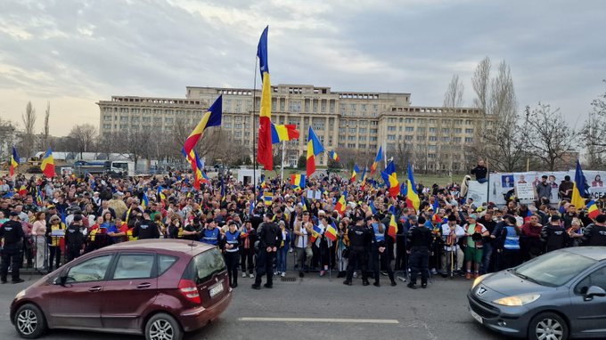 რუმინეთის საკონსტიტუციო სასამართლოსთან ცენტრალური საარჩევნო ბიუროს მიერ ხელახალი არჩევნებისთვის კალინ ჯორჯესკუს კანდიდატურის რეგისტრაციაზე უარის თქმას აპროტესტებენ