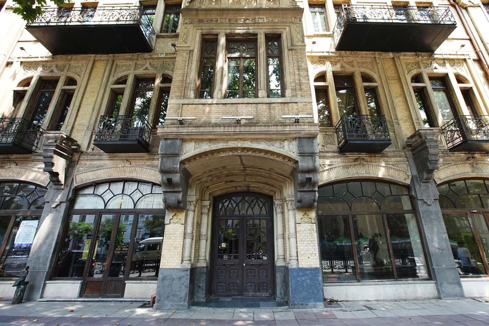 თეატრისა და კინოს უნივერსიტეტი - უნივერსიტეტის საუკეთესო ინტერესებიდან გამომდინარე, რექტორმა მიიღო გადაწყვეტილება, არ გამოიყენოს სტუდენტების მიმართ დისციპლინური პასუხისმგებლობის უკიდურესი ზომა