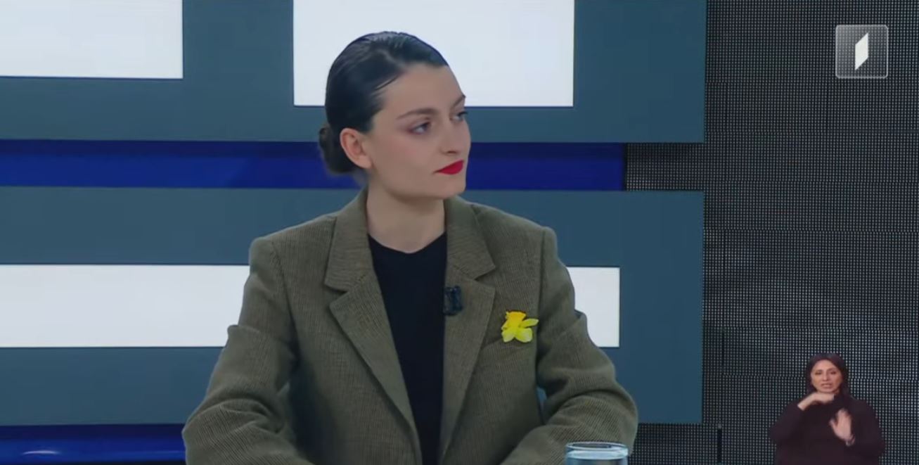 სტუდენტი ნინო გოგია - ჩვენთვის უცნობია, რასთან დაკავშირებით მივიღეთ გაფრთხილება, შევიტანეთ განცხადება, რომ მივიღოთ დასაბუთება, მანამდე არ ვაპირებთ თუნდაც ლექციებზე შესვლას