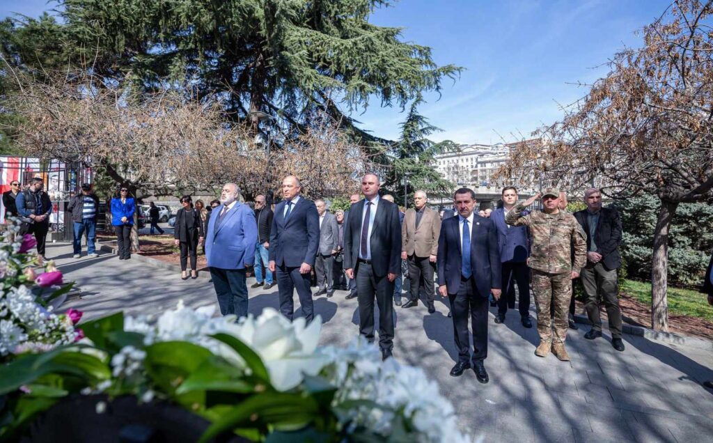 გუმისთის ბრძოლის 32-ე წლისთავთან დაკავშირებით საქართველოს ერთიანობისთვის ბრძოლაში დაღუპულ გმირთა მემორიალი გვირგვინით შეამკეს