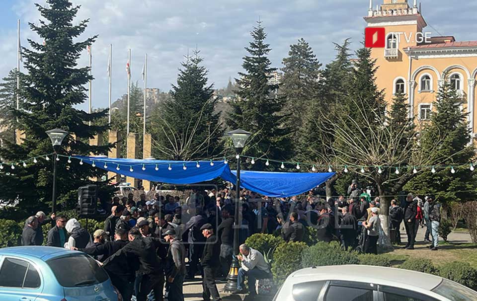 მაღაროელები აცხადებენ, რომ აქვთ ინფორმაცია ხელისუფლებისგან მოთხოვნების შესაძლო დაკმაყოფილებაზე, რის გამოც თვითმმართველობის შენობის პიკეტირებისგან თავს იკავებენ