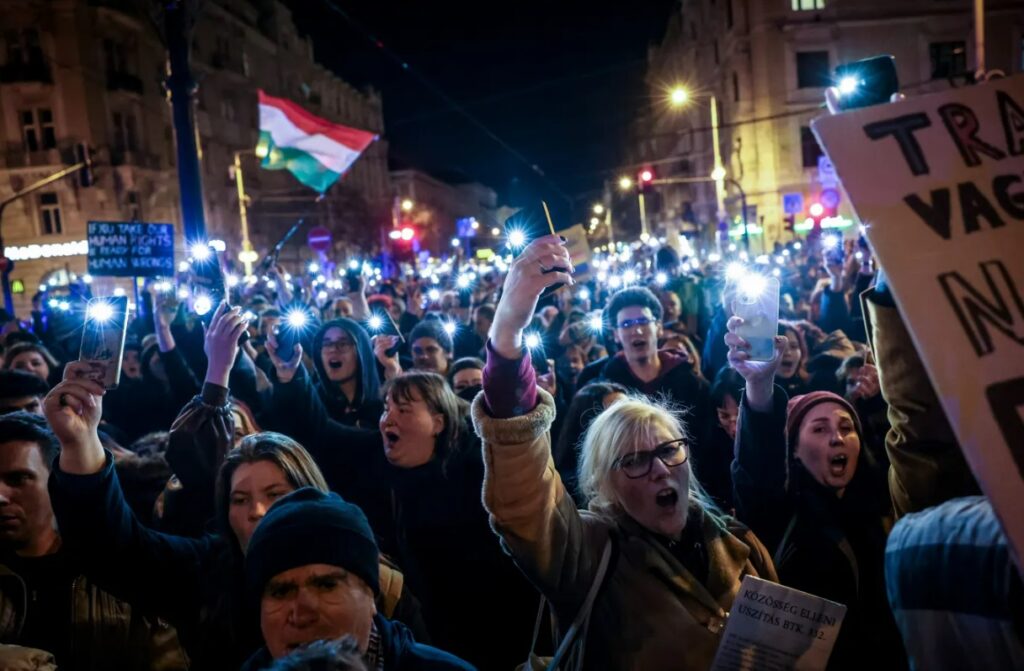 პრაიდის ღონისძიებების აკრძალვის წინააღმდეგ ბუდაპეშტში მასობრივი საპროტესტო აქცია გაიმართა