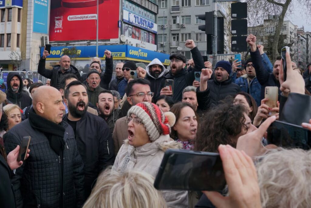 სტამბოლის პოლიციის მთავარ განყოფილებასთან ათობით დემონსტრანტი შეიკრიბა, ისინი სტამბოლის მერის დაკავებას აპროტესტებენ