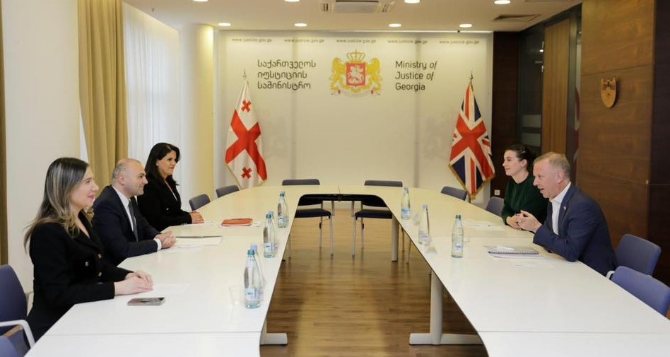 იუსტიციის მინისტრის მოადგილე ბექა ძამაშვილი საქართველოში გაერთიანებული სამეფოს ელჩს შეხვდა