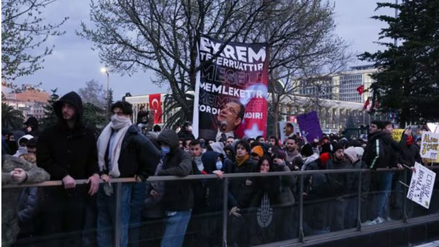 თურქეთში სტამბოლის მერის, ეკრემ იმამოღლუს მხარდამჭერი აქციები გრძელდება, სხვადასხვა ადგილას ათასობით ადამიანია შეკრებილი