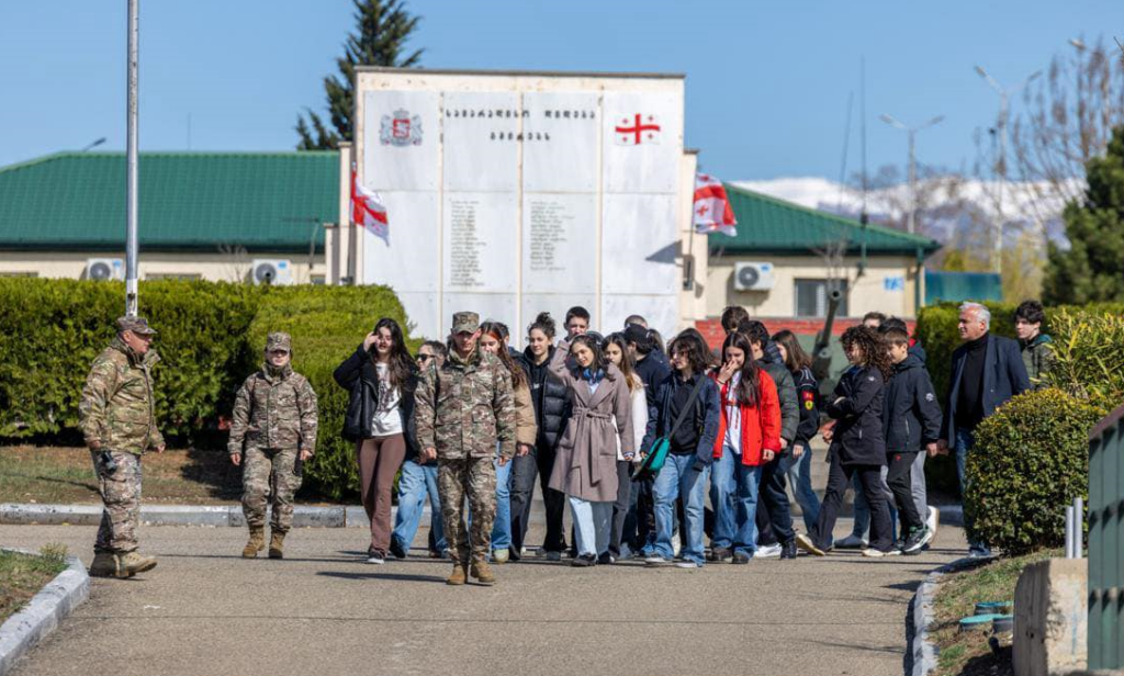 პროექტის „ერთი დღე ჯარში“ ფარგლებში მე-5 საარტილერიო ბრიგადას თბილისისა და რუსთავის სკოლების მოსწავლეები ესტუმრნენ