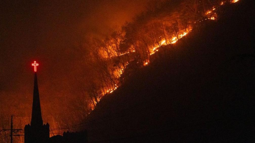 სამხრეთ კორეაში ტყის ხანძრის შედეგად, სულ მცირე, 18 ადამიანი დაიღუპა, 19 კი დაშავდა