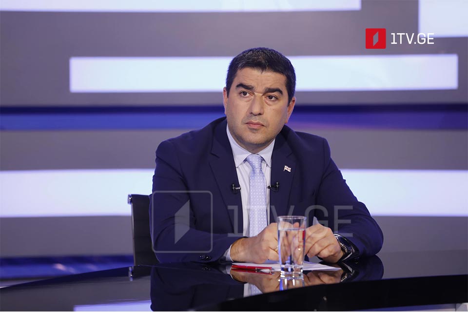 შალვა პაპუაშვილი - პარლამენტთან დააკავეს „სირცხვილიას“ ლიდერი, რომელიც სამი წლის წინ იყო ორგანიზატორი აქციის, სადაც ითხოვდნენ, ხელისუფლებას მეომრები გაეგზავნა უკრაინაში და ჩართულიყო ომში