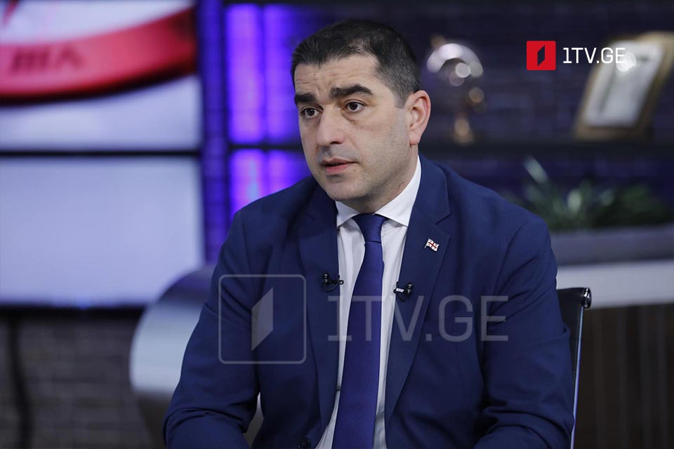 შალვა პაპუაშვილი - პარლამენტთან არიან უმუშევრად დარჩენილი „ენჯეოები“, რომლებსაც აშშ-მა დაფინანსება შეუწყვიტა, თავიანთ დამფინანსებელზე გაბრაზების ნაცვლად, ისევ საქართველოს პარლამენტზე ბრაზდებიან