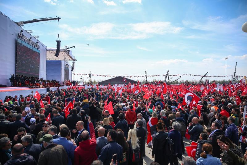 სტამბოლში ეკრემ იმამოღლუს დაპატიმრების წინააღმდეგ აქციაზე ათასობით ადამიანი შეიკრიბა 