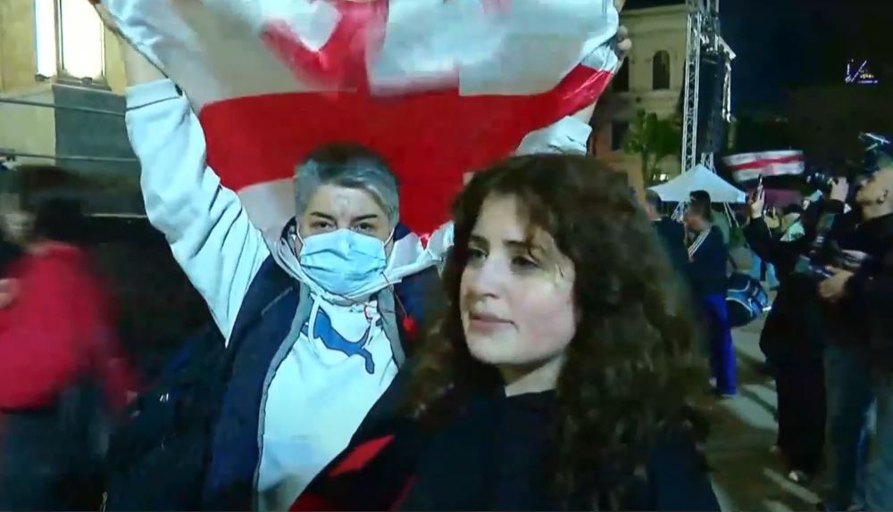 პარლამენტთან აქციაზე საზოგადოებრივი მაუწყებლის, „იმედისა“ და „პოსტ ტვ“-ის გადამღებ ჯგუფებს პროფესიული საქმიანობის განხორციელებაში ხელს უშლიდნენ [ვიდეო]