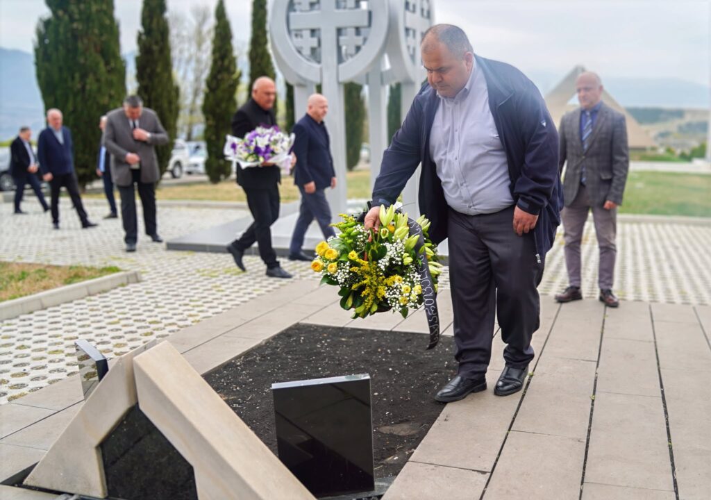 სახელმწიფო მინისტრის აპარატის წარმომადგენლებმა არჩილ ტატუნაშვილის ხსოვნას პატივი მიაგეს