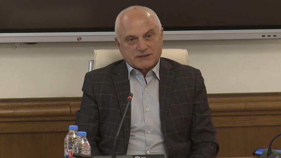 რამაზ ახვლედიანი - ჩემთვის ჩამორთმეული ქონება 2010 წელს სააკაშვილმა ხაზარაძის, ჯაფარიძის და ჰოლანდიელი ბობ მეიერის მიერ შექმნილ შპს „ლისი ლეიქ დეველოპმენტს“ პირდაპირი მიყიდვის წესით გადასცა
