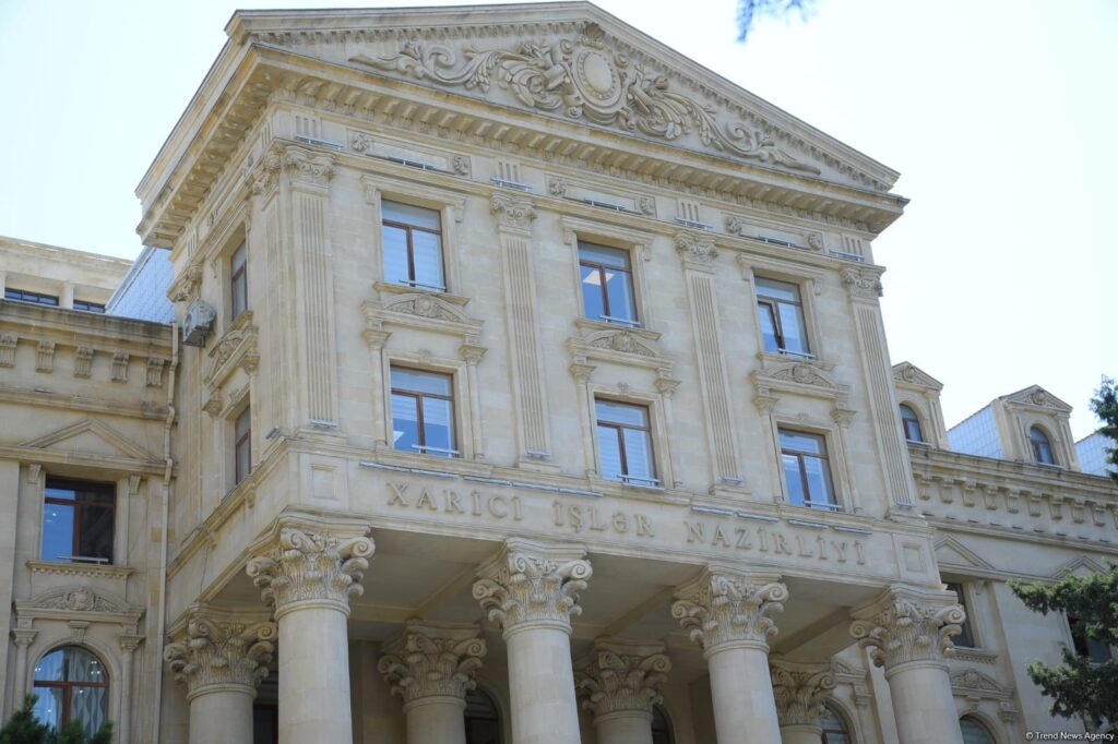 აზერბაიჯანის საგარეო უწყება - მიზანშეწონილი იქნებოდა ფრანგული მხარისთვის, რომელიც ცდილობს, ჩაერიოს სხვა ქვეყნების სასამართლო პროცესებში, გამოიძიოს საკუთარ ქვეყანაში პოლიტიკური დევნა, მომიტინგეების მკვლელობა
