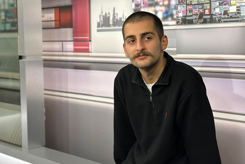 „მთავარი არხის“ ჟურნალისტი გიორგი მამნიაშვილი ვატო შაქარიშვილსა და გოგა ხაინდრავას ფიზიკურ შეურაცხყოფაში ადანაშაულებს