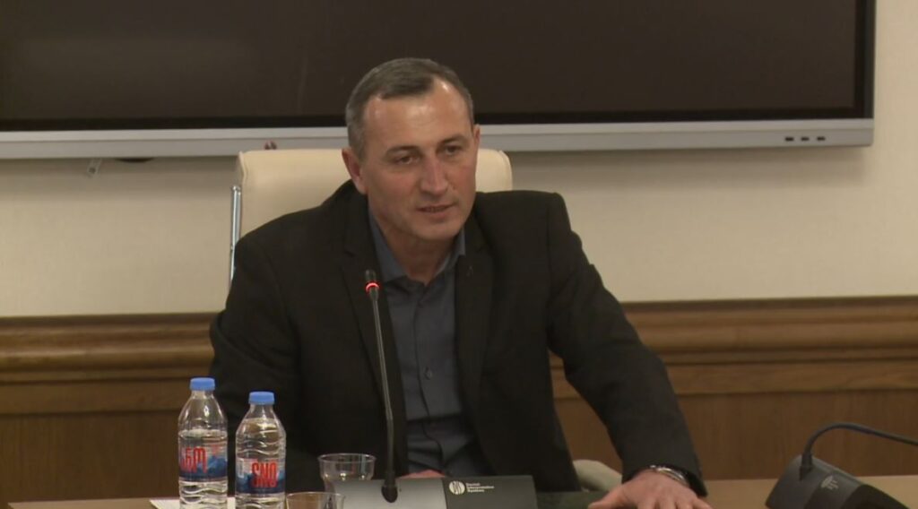 საგამოძიებო კომისიის სხდომაზე ლერი ბერიტაშვილს უსმენენ - „ჩემი 18 წლის შვილი მომიყვანეს ციხეში, საკნიდან მაყურებინებდნენ, ეზოში როგორ აწამებდნენ“