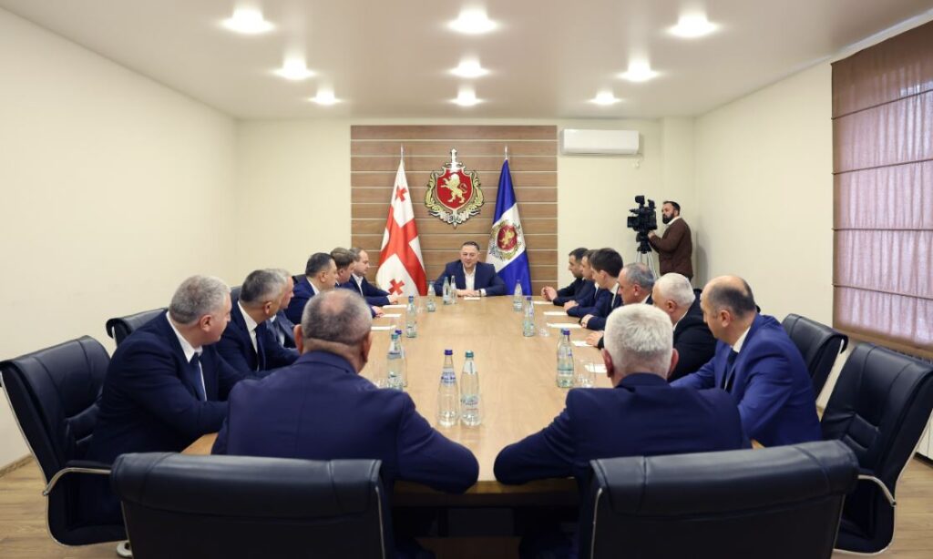ვახტანგ გომელაურმა აჭარის პოლიციის დეპარტამენტის თანამშრომლებს ახალი დირექტორი გიორგი ბუხრაშვილი წარუდგინა