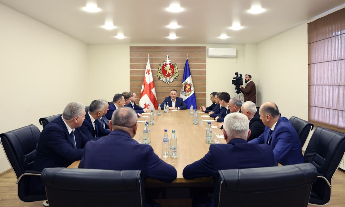 ვახტანგ გომელაურმა აჭარის პოლიციის დეპარტამენტის თანამშრომლებს ახალი დირექტორი გიორგი ბუხრაშვილი წარუდგინა