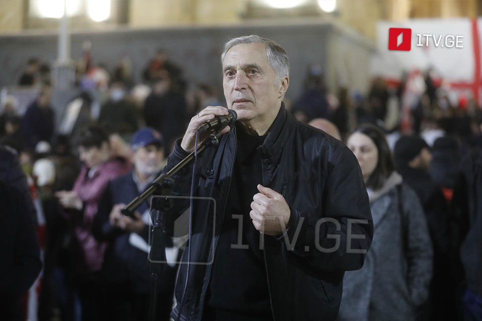 პაატა ბურჭულაძე - 4 ოქტომბრით ვამაყობ და თქვენ ამაზე მასამართლებთ? სტრატეგიული ობიექტის ხელში ჩაგდება რომ გვდომებოდა, ამას ვერ შევძლებდით?  ყოველთვის ვამბობდი მშვიდობიან დამხობაზე, რომელიც შედგა