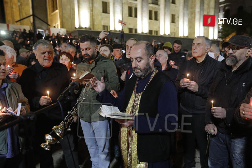 აქციის მონაწილეებმა პაატა ბურჭულაძესთან ერთად ფიცი დადეს