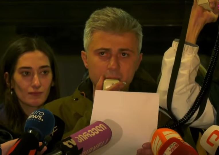 ვასო აბაშიძის სახელობის მუსიკალური კომედიისა და დრამის სახელმწიფო თეატრის დასი - დავით დოიაშვილს არ ვუშვებთ, მასთან ერთად ვდგავართ და ვიდგებით გამარჯვებამდე