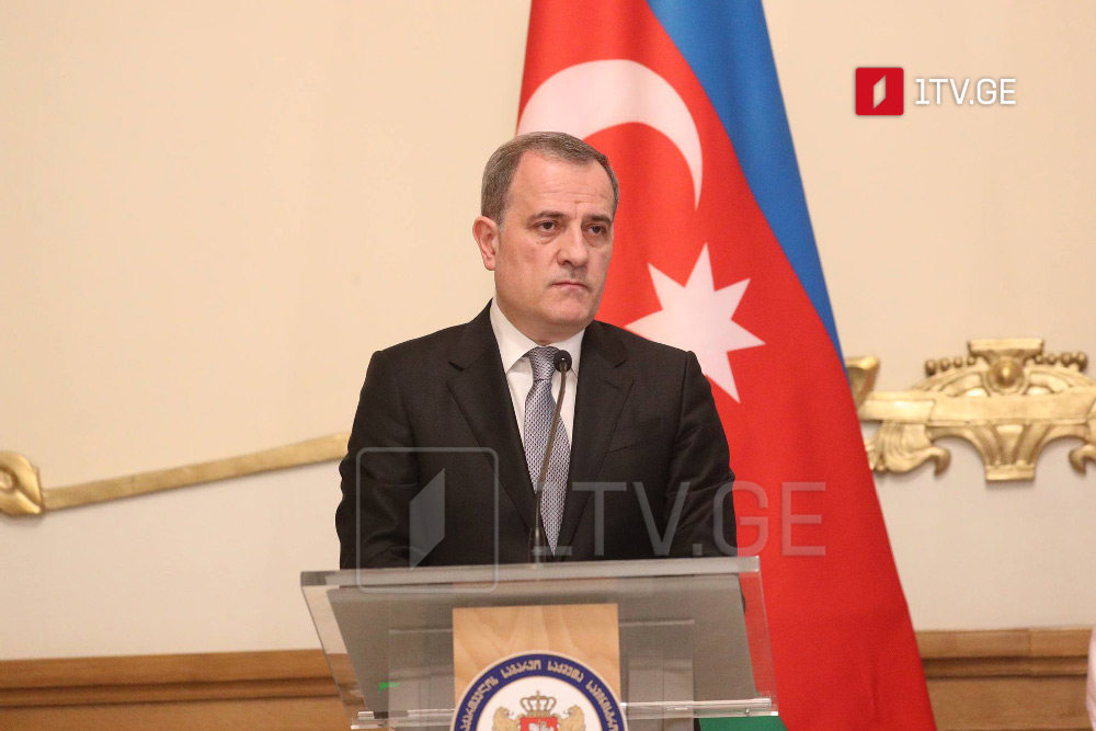 აზერბაიჯანის საგარეო საქმეთა მინისტრი - თბილისში მიმდინარე შეხვედრაზე განიხილება თემები, რომლებიც სამივე ქვეყანას - აზერბაიჯანს, სომხეთსა და საქართველოს ეხება, ორმხრივი საკითხები არ განიხილება